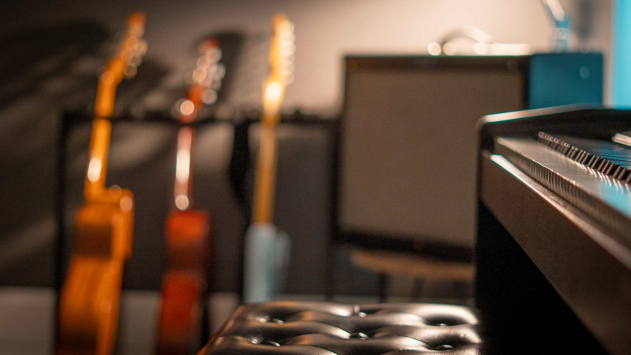 Guitar and music equipment at Musictoot